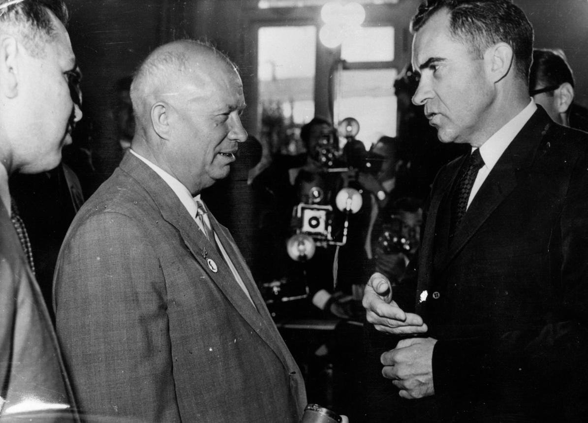 Nikita Khrushchev 와 Richard Nixon 이 함께 등장
