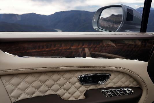 벤틀리 벤테이가 내부 디자인