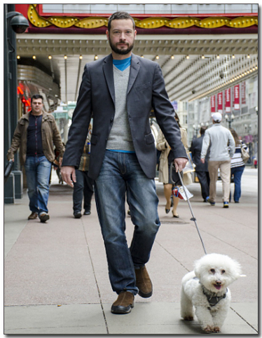 비숑프리제와 함께 산책하는 남자