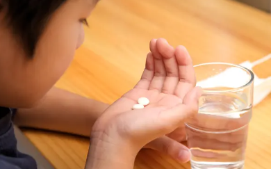 약을 먹는 아이