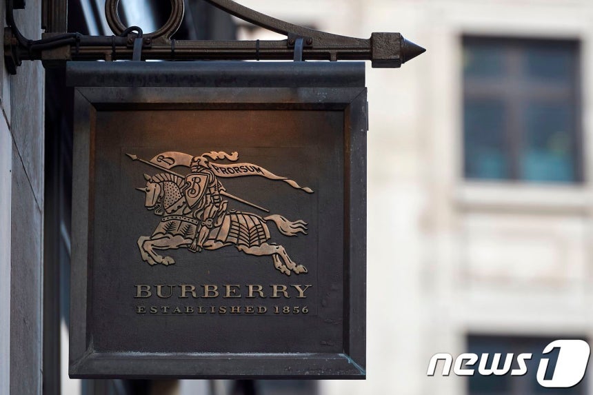 영국 런던 중심가에 있는 버버리 매장 사진