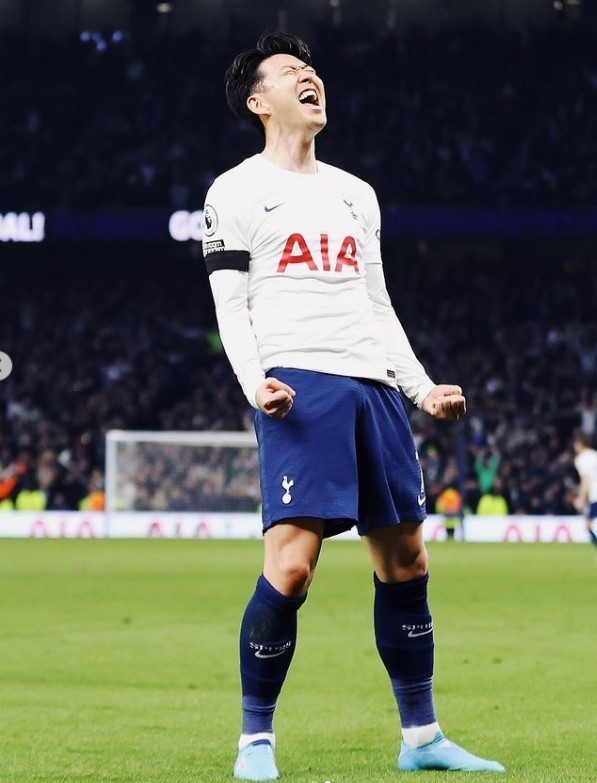 손흥민선수의-표효