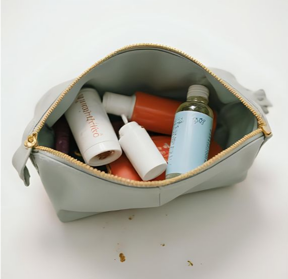 파우치의 먼지와 세균