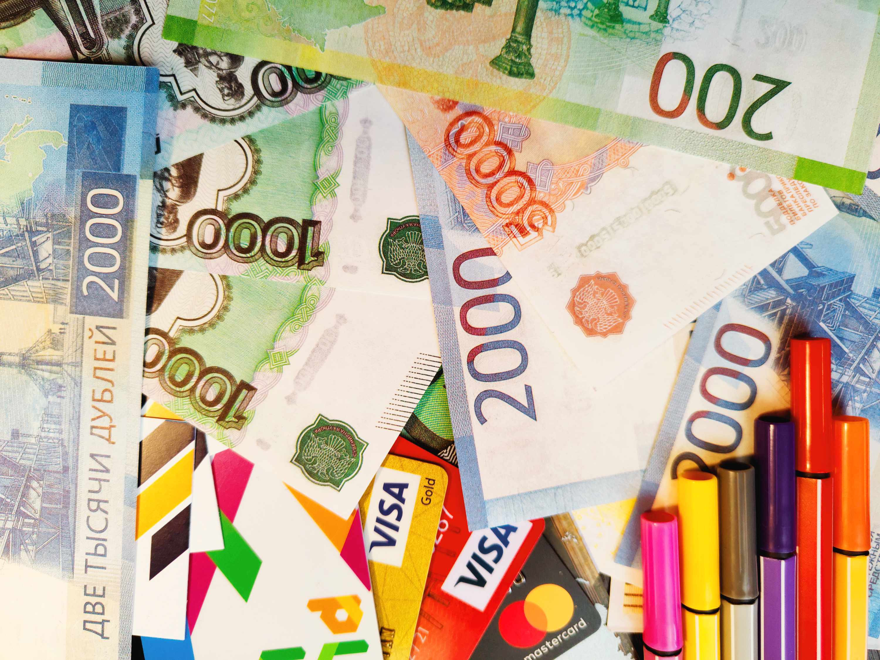 돈을 생각하게 하는 지폐와 신용카드 이미지