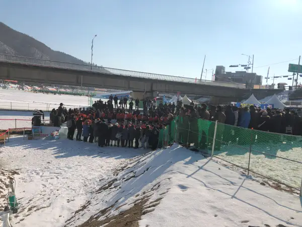 산천어 맨손잡기 체험