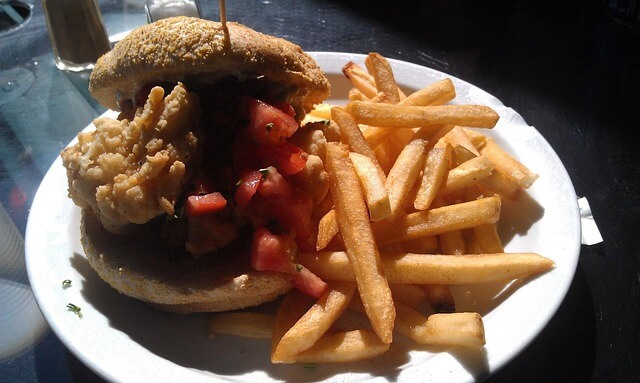 햄버거와 감자튀김 사진