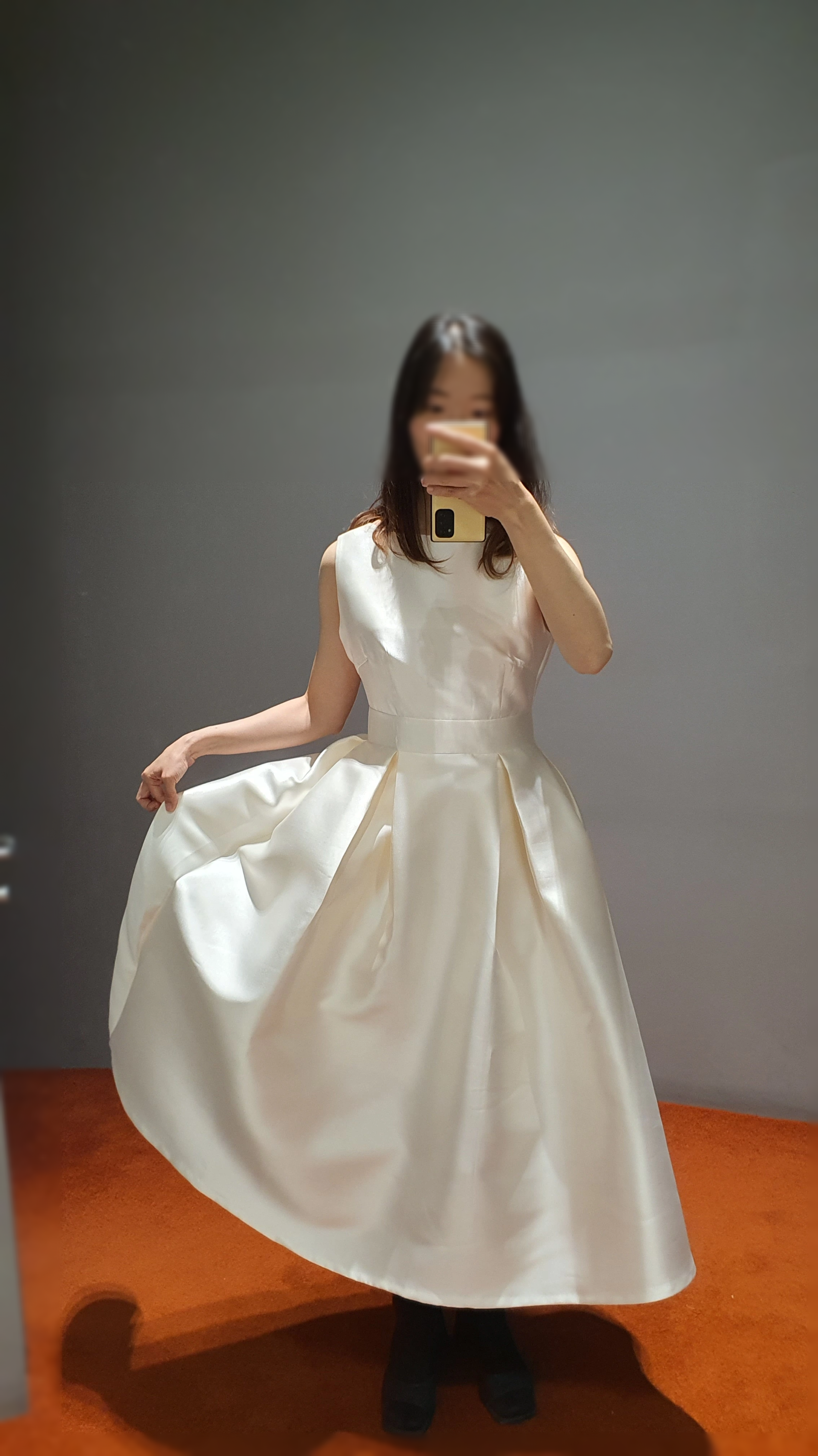 딘트-결혼식-2부드레스-두께감있는-실크-드레스