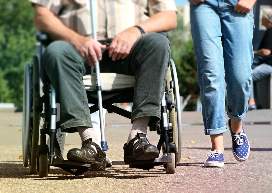 휠체어 탄 장애인 이미지