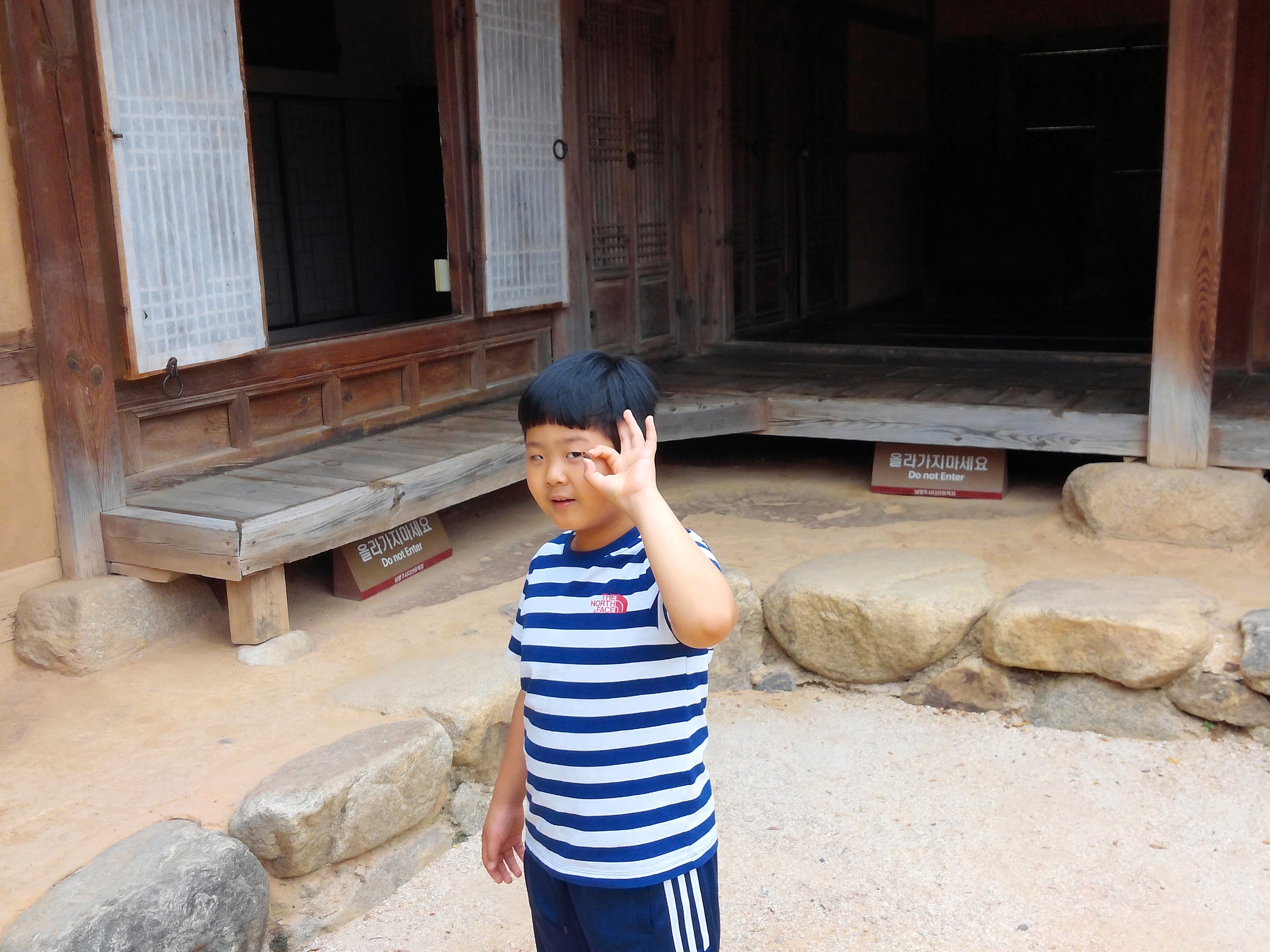 한옥 내부 마루와 전통 구조 공간