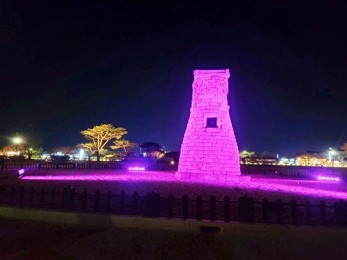 첨성대-핑크조명