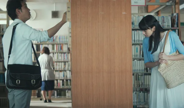 도서관 데이트 중인 점장과 아키라(고마츠 나나)