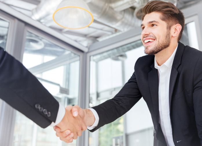 악수를 하고 있는 두사람