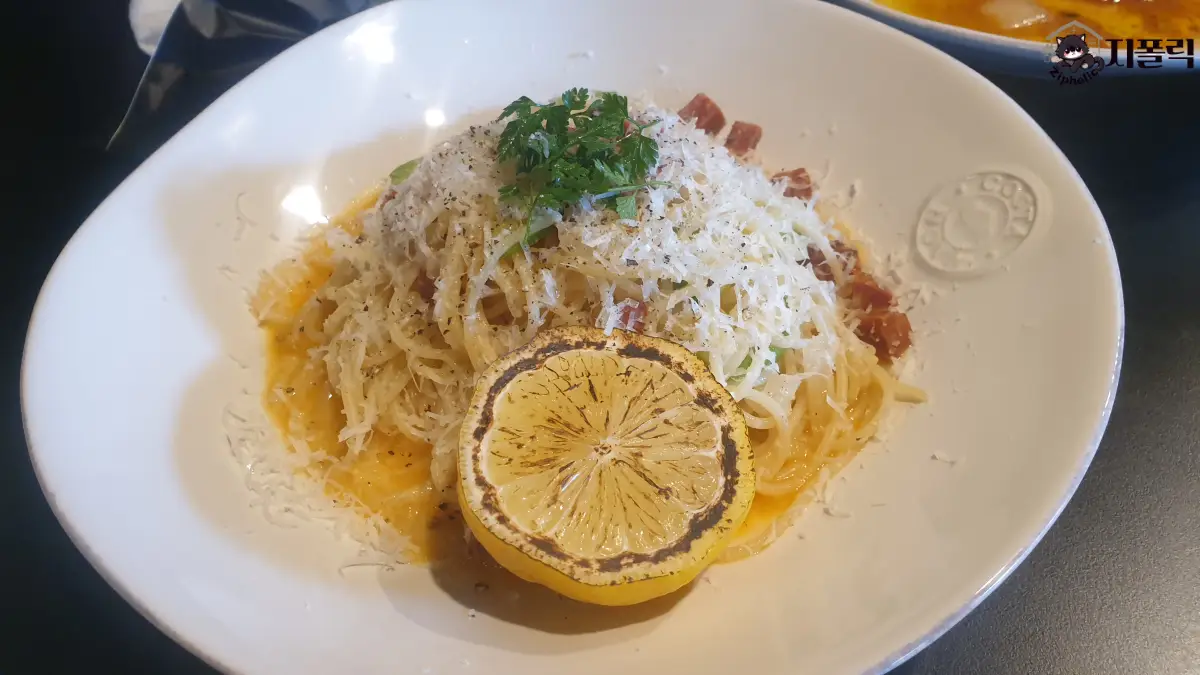 럭키어스-초리조레몬버터파스타