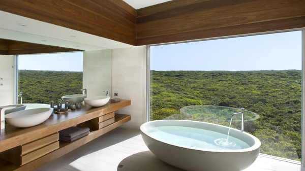 화장실을 실내 깊숙이 숨기기보다는, 최대한 자연광과 외부 경관을 끌어들여 개방감과 편안함을 극대화하는 디자인 철학이 중요해지고 있습니다.