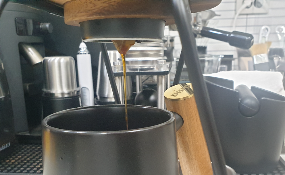 드리퍼 아래 서버로 커피 추출액이 떨어진다. 추출액이 하나의 선으로 끊이지 않고 떨어진다.