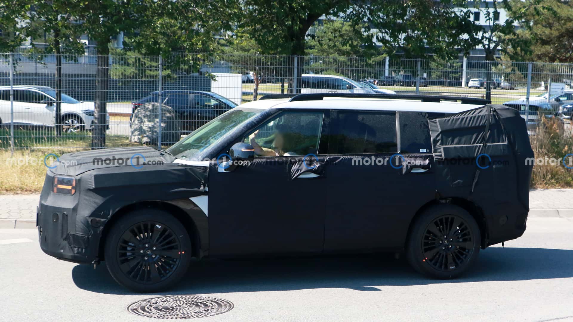 현대자동차가 올 하반기 선보일 신형 '싼타페 풀체인지(MX5)'가 해외에서 주행테스트 중 새롭게 포착됐다.