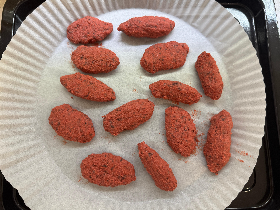 비트병아리콩 반죽으로 스틱을 빚은 사진