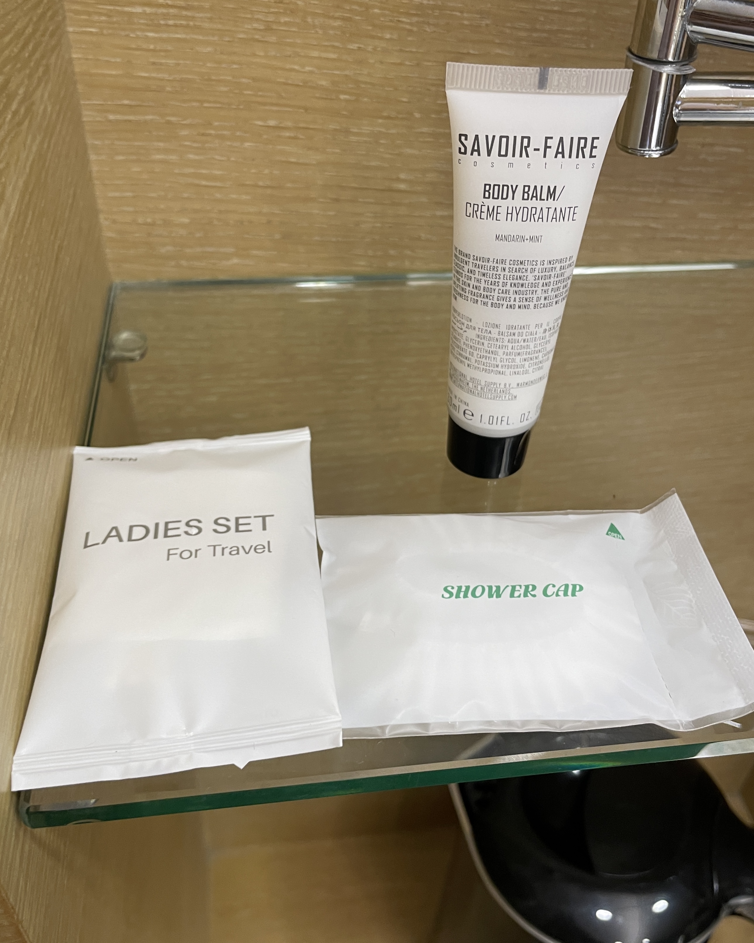 세면 용품. 바디로션, 화장 솜, 귀이개, 머리끈, 샤워캡이 있다.