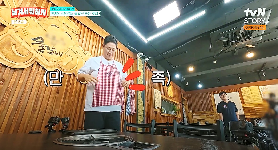 검은색 톤에 세련된 디자인이 돋보이는 문어물갈비 대구본점 실내에서 앞치마를 착용하고 있는 남겨서 뭐하게 맛친구 이대호