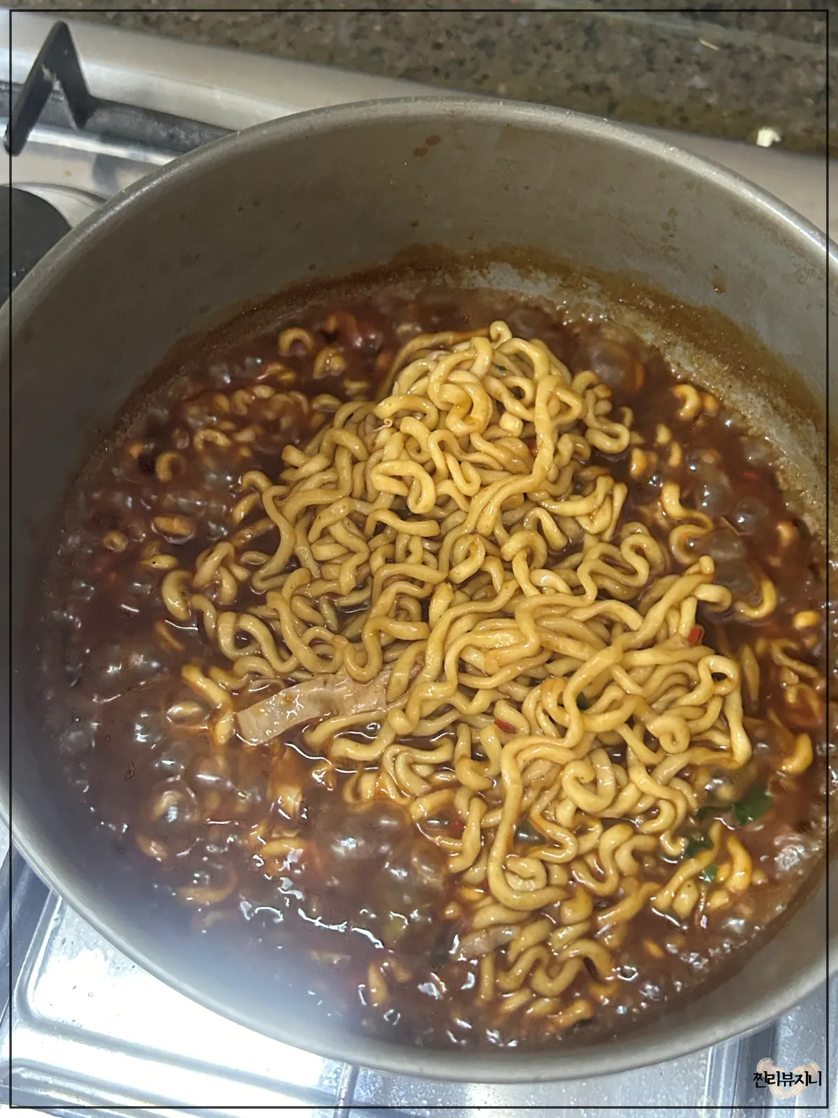 농심-마라짜파게티-냄비에-면과-스프가-합쳐져서-끓고-있는-모습