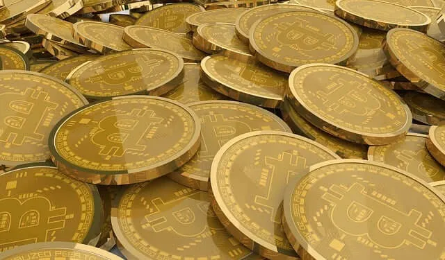 비트코인 로고가 새겨진 금색 가상화폐 동전 무더기&amp;#44; 암호화폐 투자와 디지털 자산 상징