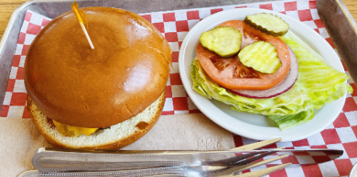 Cassell&amp;#39;s Hamburgers의 Classic Cheese Burger. 각종 채소는 오른쪽 접시에&amp;#44; 번&amp;#44; 패티는 왼쪽에 따로 담겨 있다.