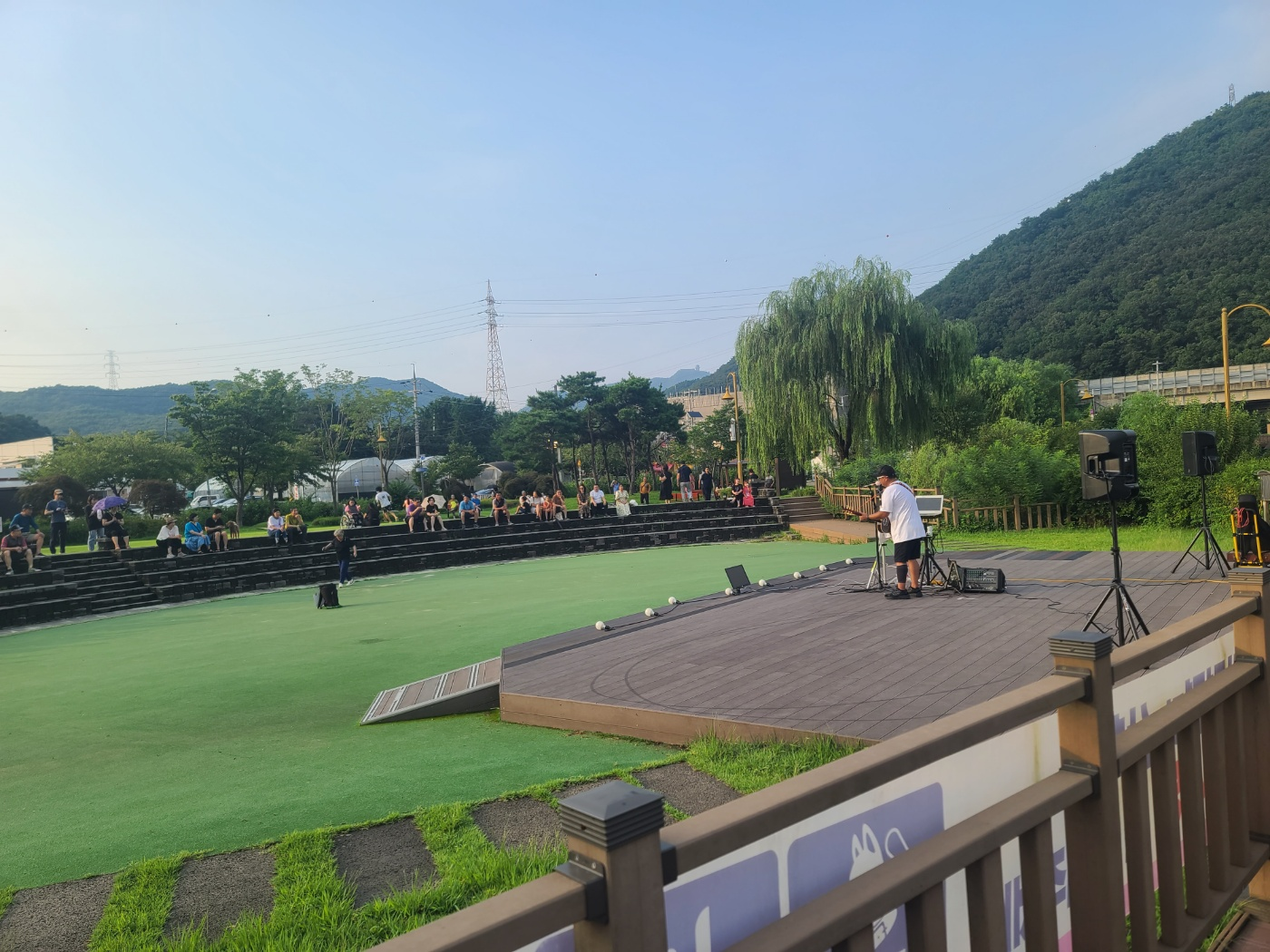 반월호수 둘레길에서 버스킹하는 통기타가수 찰리