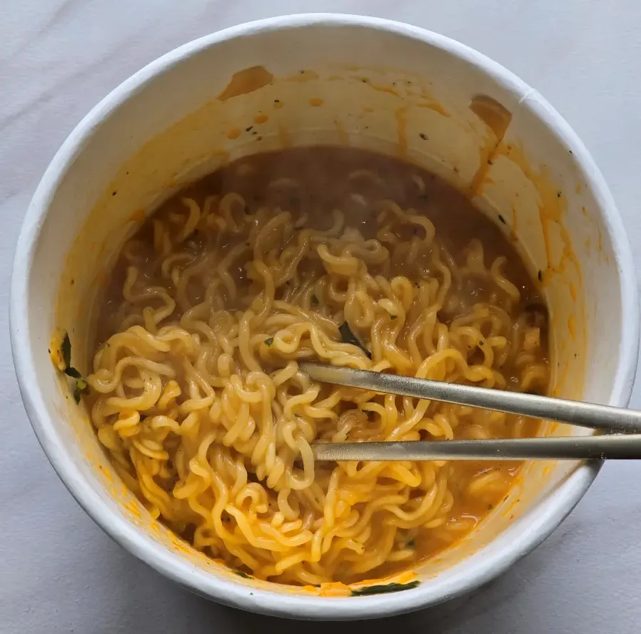 조리가 완료된 신라면 툼바 컵라면