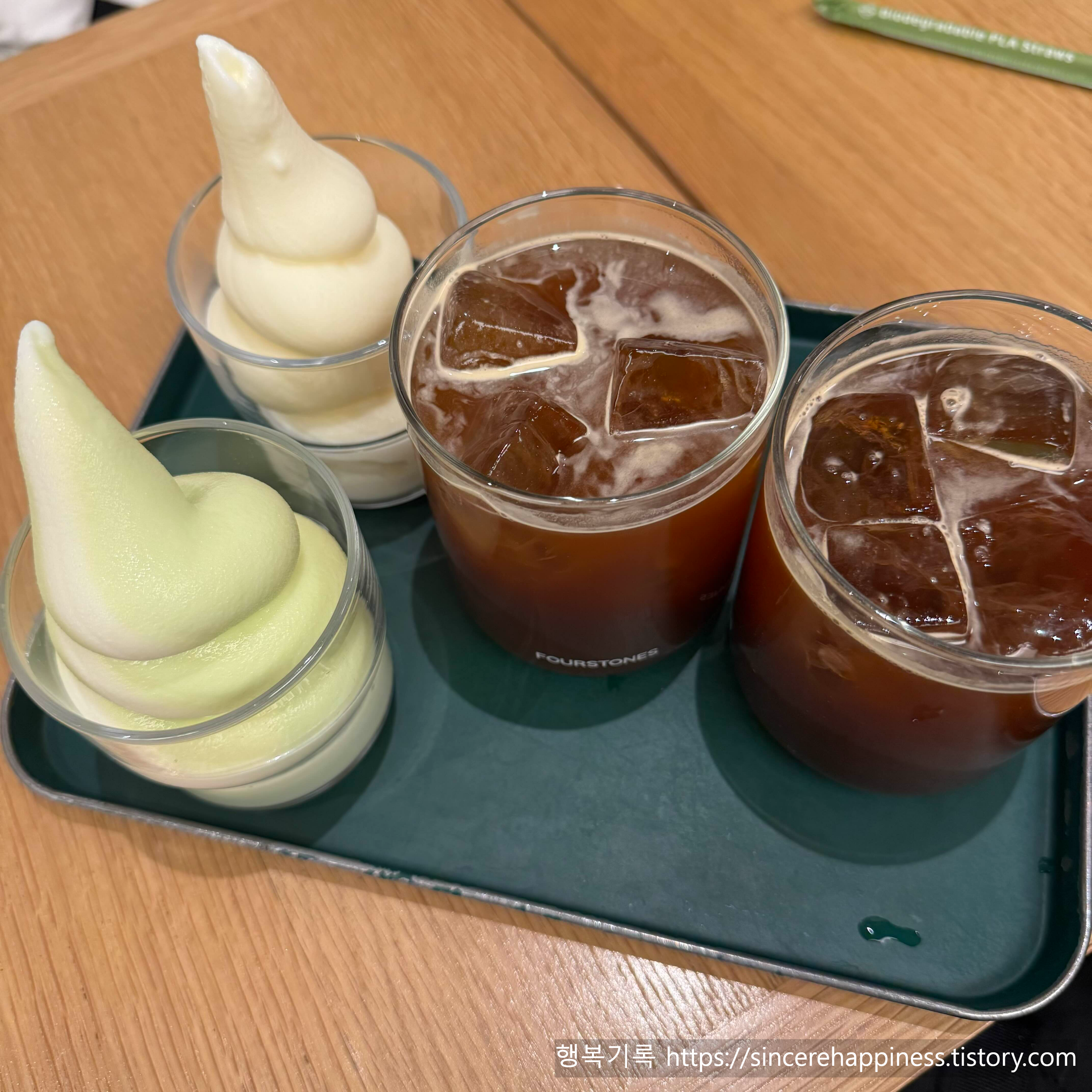 삼성역 카페 포스톤즈 커피 내부 인테리어와 주문한 음료 사진