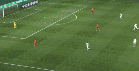 대한민국-김승규-선수의-빌드업-참여로-상대편-공격수와-미드필드-사이에-틈이-발생하여-대한민국의-공격전개가-수월해짐