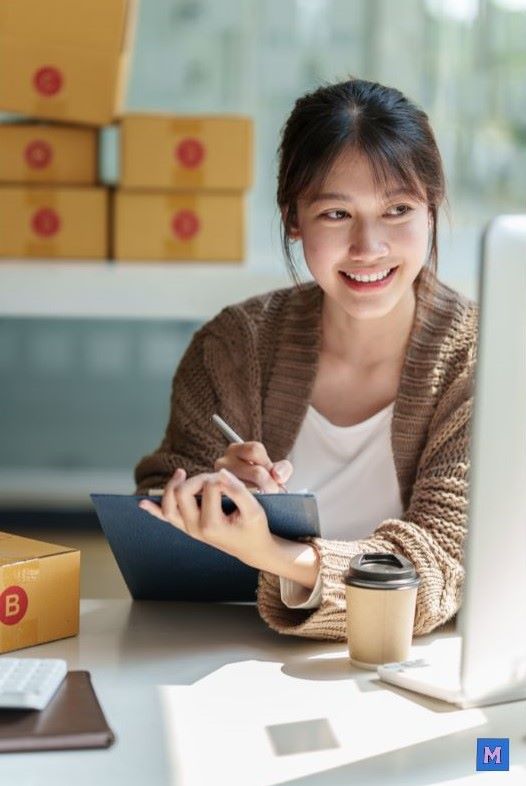 지역사랑상품권과 상생페이백 혜택을 받을 수 있는 소상공인 사업자가 온라인으로 업무를 보는 모습 via Canva