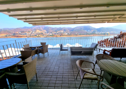 카페 하백의 옥상 테라스