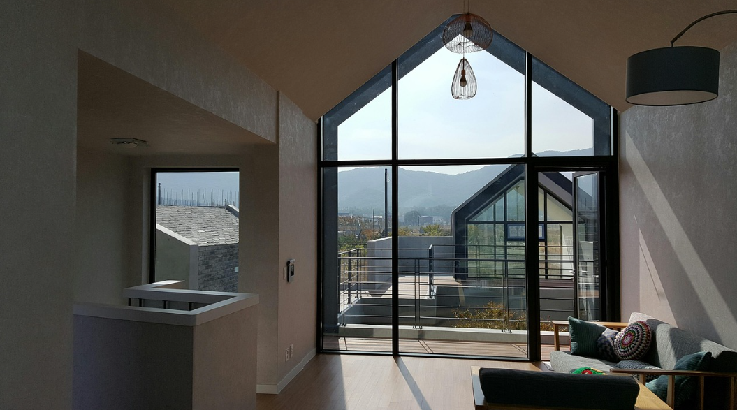 채광이 들어와 따뜻한 분위기를 만드는 거실 풍경