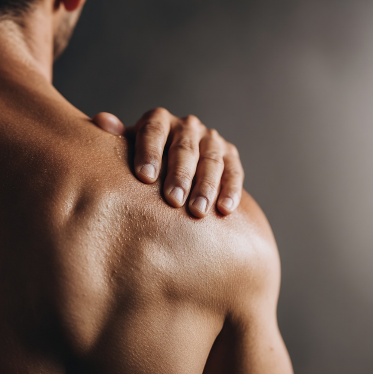 건장한 남성 우측 어깨