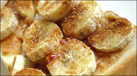 계피를 뿌린 바나나 토스트