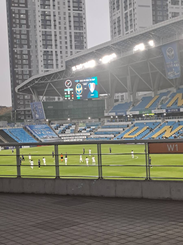 경기장 전광판과 조명