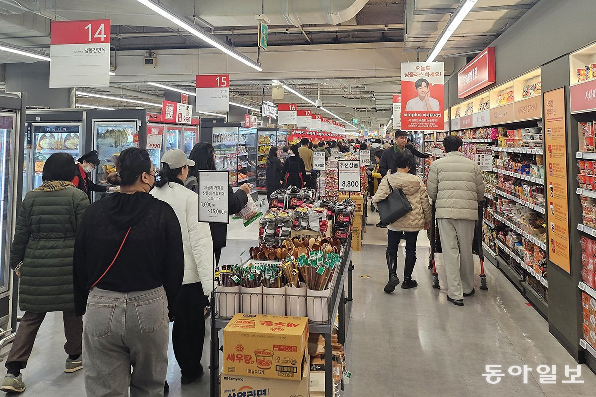 사람들로 붐비는 대형마트 이미지