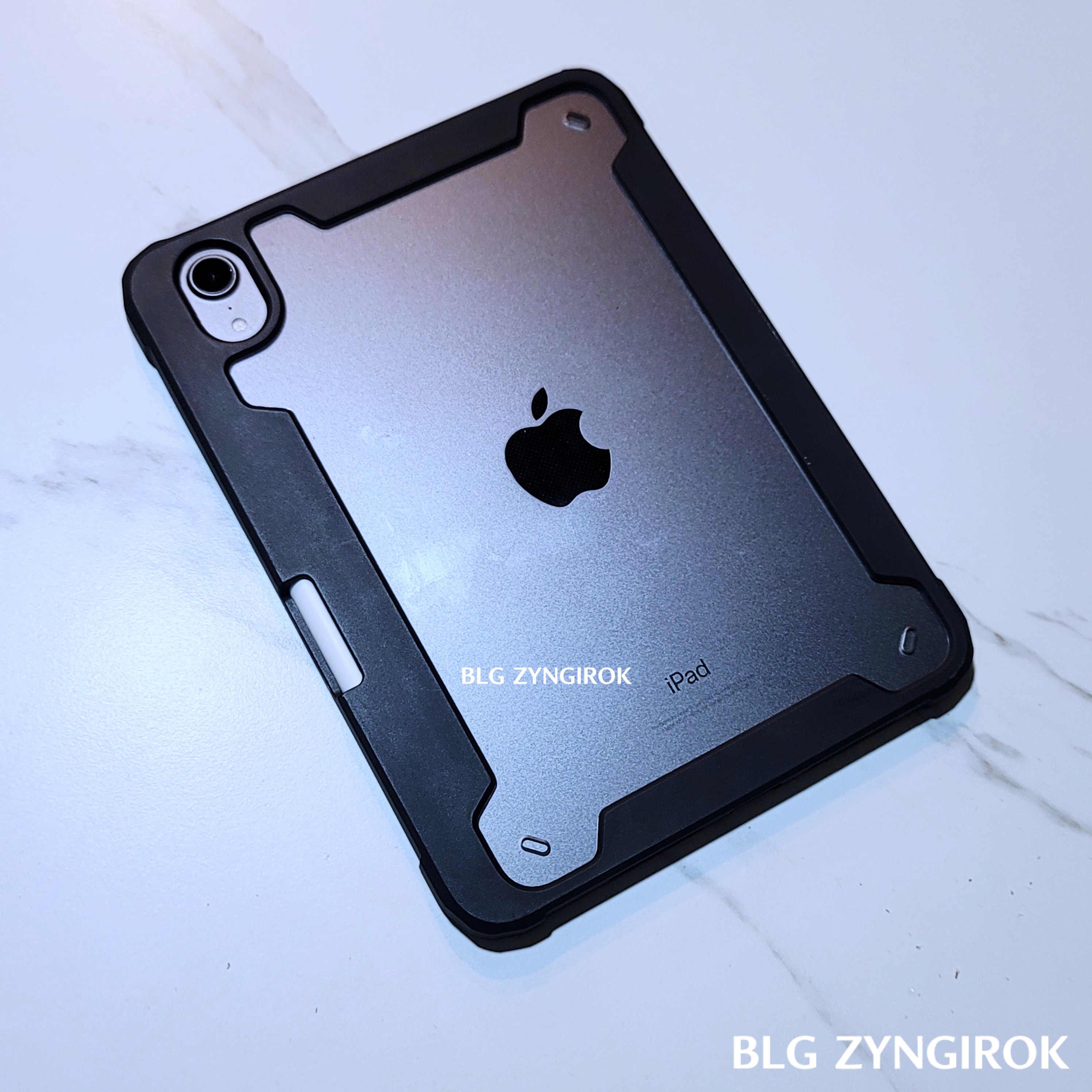 iRing Slide 부착 전 아이패드 뒷면 모습이다.