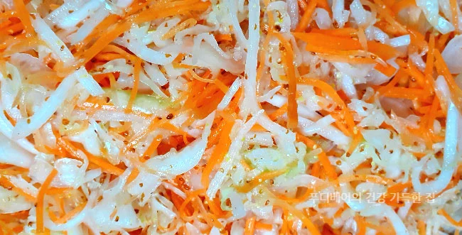 잘버무려주면-사과식초-매실청-홀그레인머스타드가-들어간-양배추당근라페-완성-모습