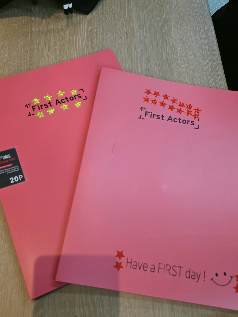 학원에서 주는 핑크색 파일