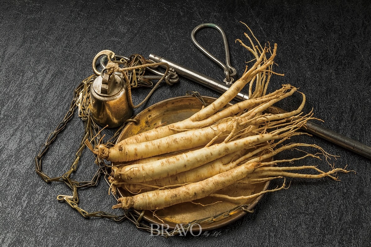 인삼은 뛰어난 약리적 효능으로 유명하며, 피로 회복, 면역력 증진, 항산화 작용 등 다양한 건강상의 이점을 제공합니다