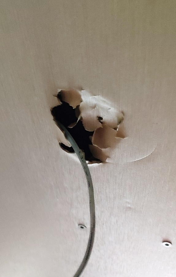 장비가 없어 송곳으로 석고 보드를 으깨 선을뺐던 이전의 모습