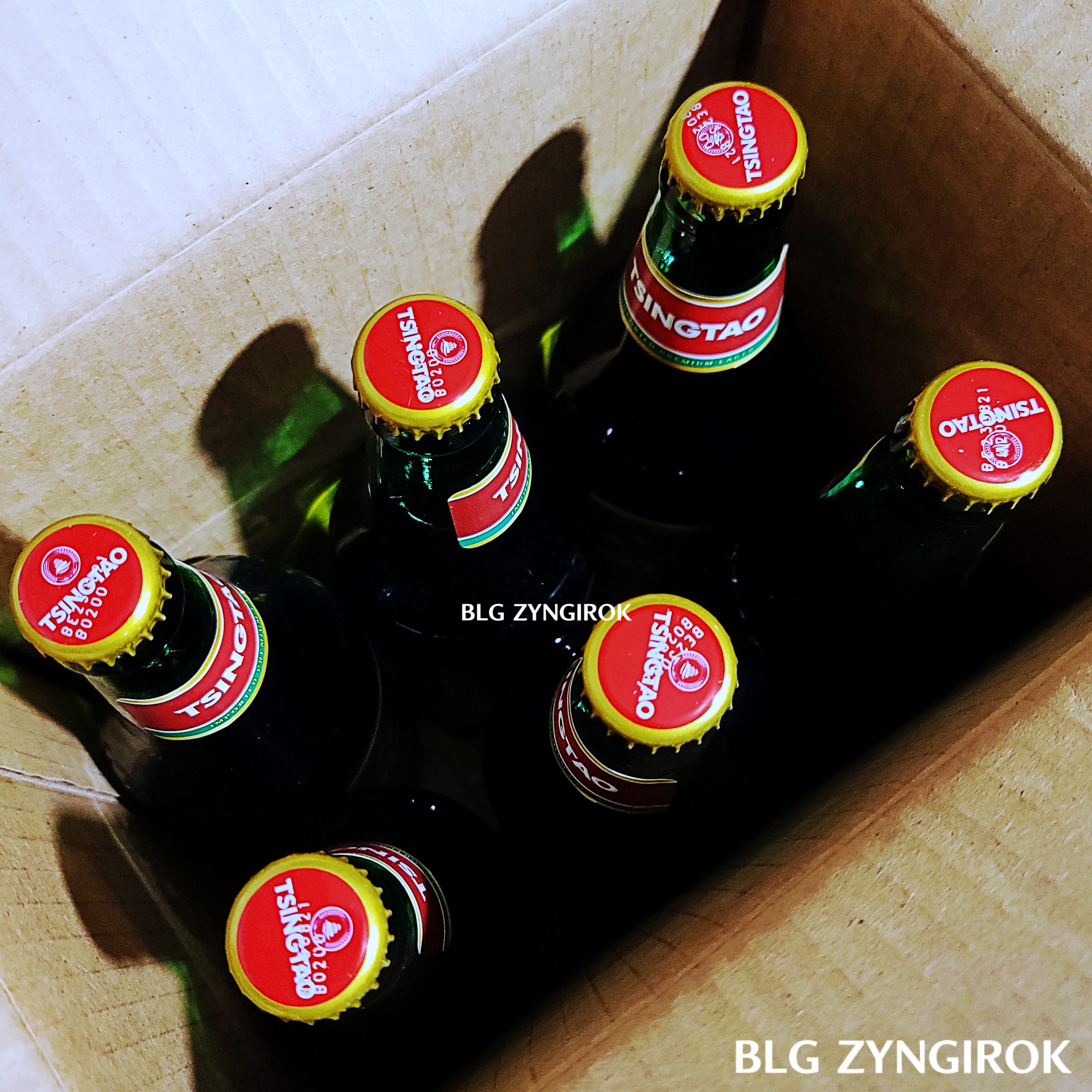 상자 안에 칭타오 맥주 6개가 들어있는 모습이다.