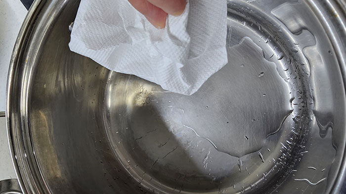 스테인레스 냄비 얼룩지우기 키친타올로 닦는모습