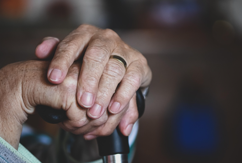 정년 퇴직자와 자발적 퇴사자에게 적용이 다른 정부 지원
