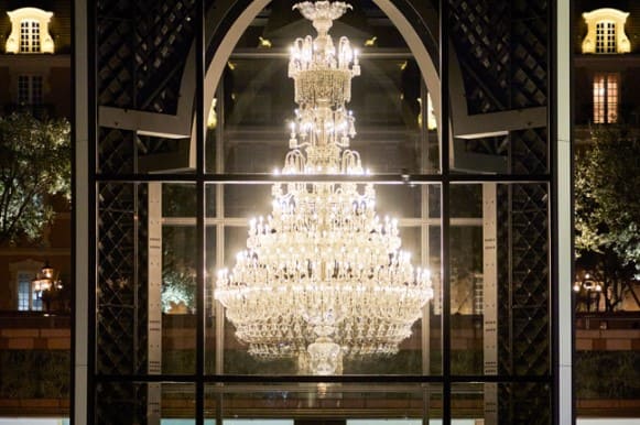 대형 샹들리에가 불빛으로 환하게 빛나고 있다.