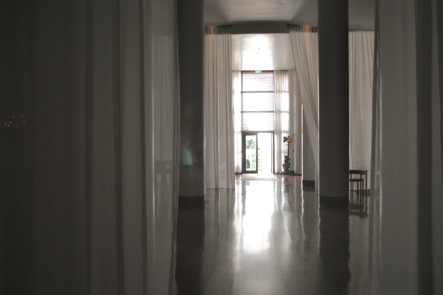 파티션·커튼·책장으로 임시 벽 만들기