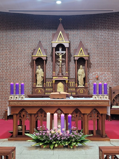 군산 월명동성당 대성전 제대, 제단, 대림초, 대림환 사진입니다.