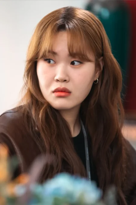 밝은 긴 갈색 머리에 갈색 가죽 자켓을 입고 있는 드라마 7인의 탈출의 왕유진 캐릭터