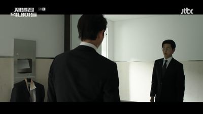 젖은 정장을 갈아입고 거울을 보고 옷을 확인하는 송중기 입니다.